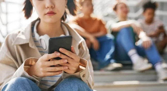 "Spanyol berencana melarang akses medsos bagi anak di bawah 16 tahun demi akhiri "Wild West" digital. Namun, rencana ini memicu perdebatan soal privasi dan efektivitas di lapangan. "