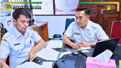Staf Kantor Camat Air Upas, Iwan Efendi, saat mengikuti asistensi penyusunan Laporan Kinerja Instansi Pemerintah (LKJIP) di Setda Ketapang. (Dok. HO/Faktakalbar.id)