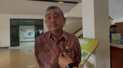 "Pemkot Pontianak melalui Dinas Pangan klaim stok bahan pokok aman jelang Idulfitri. Langkah operasi pasar dan pengawasan Satgas Pangan disiapkan guna redam harga. "