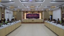 Wakapolres Ketapang, Kompol Hoerrudin, saat memberikan arahan kepada personel dalam kegiatan Latihan Pra Operasi (Latpra Ops) Keselamatan Kapuas 2026 di Aula Polres Ketapang, Senin (2/2/2026).