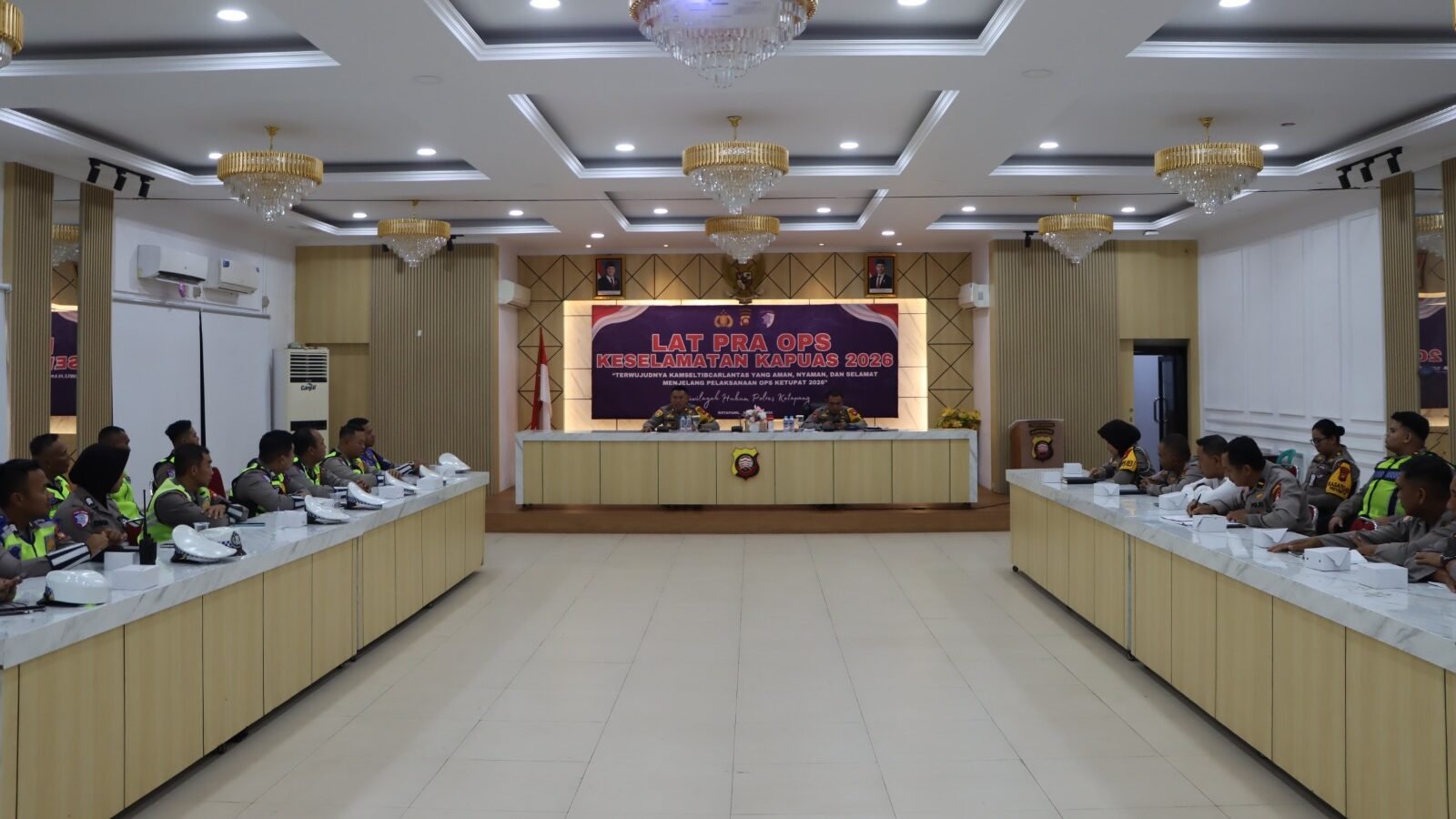 Wakapolres Ketapang, Kompol Hoerrudin, saat memberikan arahan kepada personel dalam kegiatan Latihan Pra Operasi (Latpra Ops) Keselamatan Kapuas 2026 di Aula Polres Ketapang, Senin (2/2/2026).