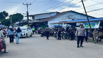 warga memadati lapak pedagang takjil untuk berburu menu berbuka puasa, membuat aktivitas Pasar Juadah di Kecamatan Sekadau Hilir meningkat signifikan, Kamis (19/2/2026).