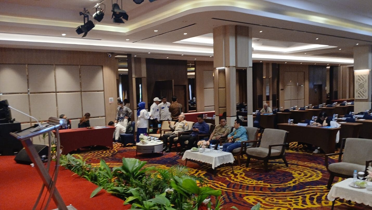 Suasana di ruang sidang persiapan Musorkab V KONI Kabupaten Kubu Raya. Kegiatan ini sempat diwarnai ketegangan dan desakan penundaan akibat surat yang dikeluarkan KONI Kalbar, Minggu (1/2/2026).