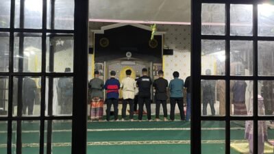 "Pantauan suasana salat tarawih malam pertama jamaah Muhammadiyah di Pontianak yang berlangsung khidmat dengan formasi 11 rakaat menyambut puasa pertama 2026. "