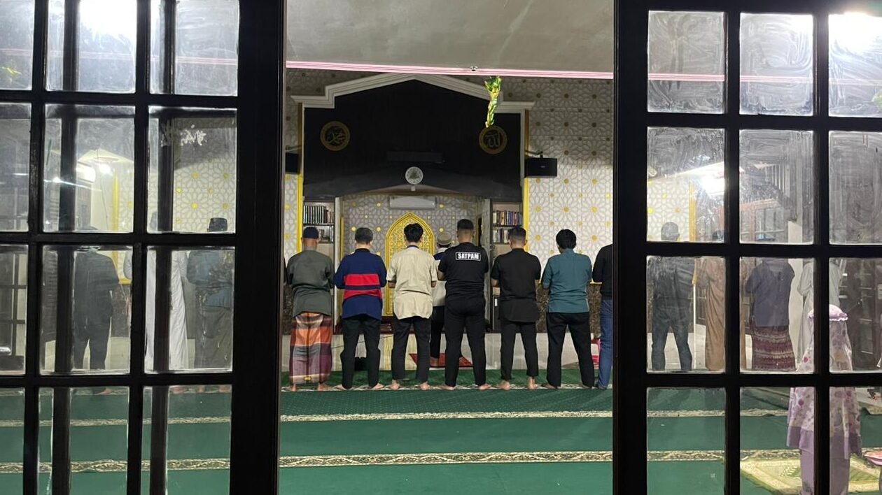 "Pantauan suasana salat tarawih malam pertama jamaah Muhammadiyah di Pontianak yang berlangsung khidmat dengan formasi 11 rakaat menyambut puasa pertama 2026. "