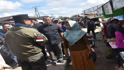 Bupati Kubu Raya Sujiwo mendatangi Pasar Bahagia Kuala Dua. Ia menginstruksikan penataan parkir dan lapak liar agar akses pembeli lancar. (Dok: Pemkab Kubu Raya)