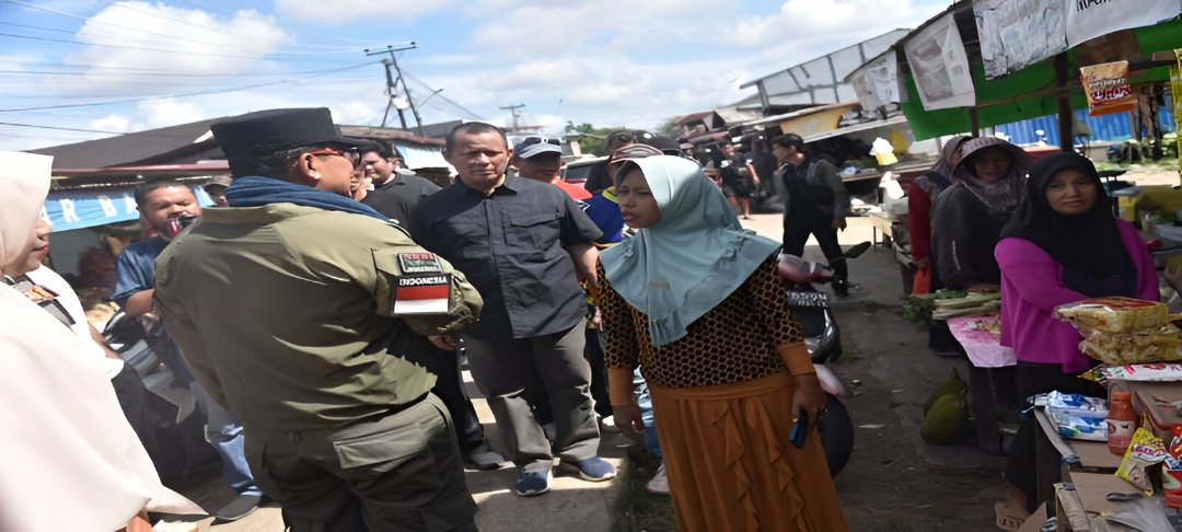 Bupati Kubu Raya Sujiwo mendatangi Pasar Bahagia Kuala Dua. Ia menginstruksikan penataan parkir dan lapak liar agar akses pembeli lancar. (Dok: Pemkab Kubu Raya)