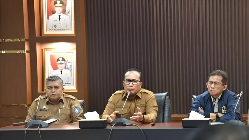 Sujiwo mengevaluasi dan menertibkan puluhan lahan berstatus Hak Guna Bangunan dan Hak Guna Usaha yang terlantar demi membangun fasilitas publik. (Dok: Prokopim Kubu Raya)