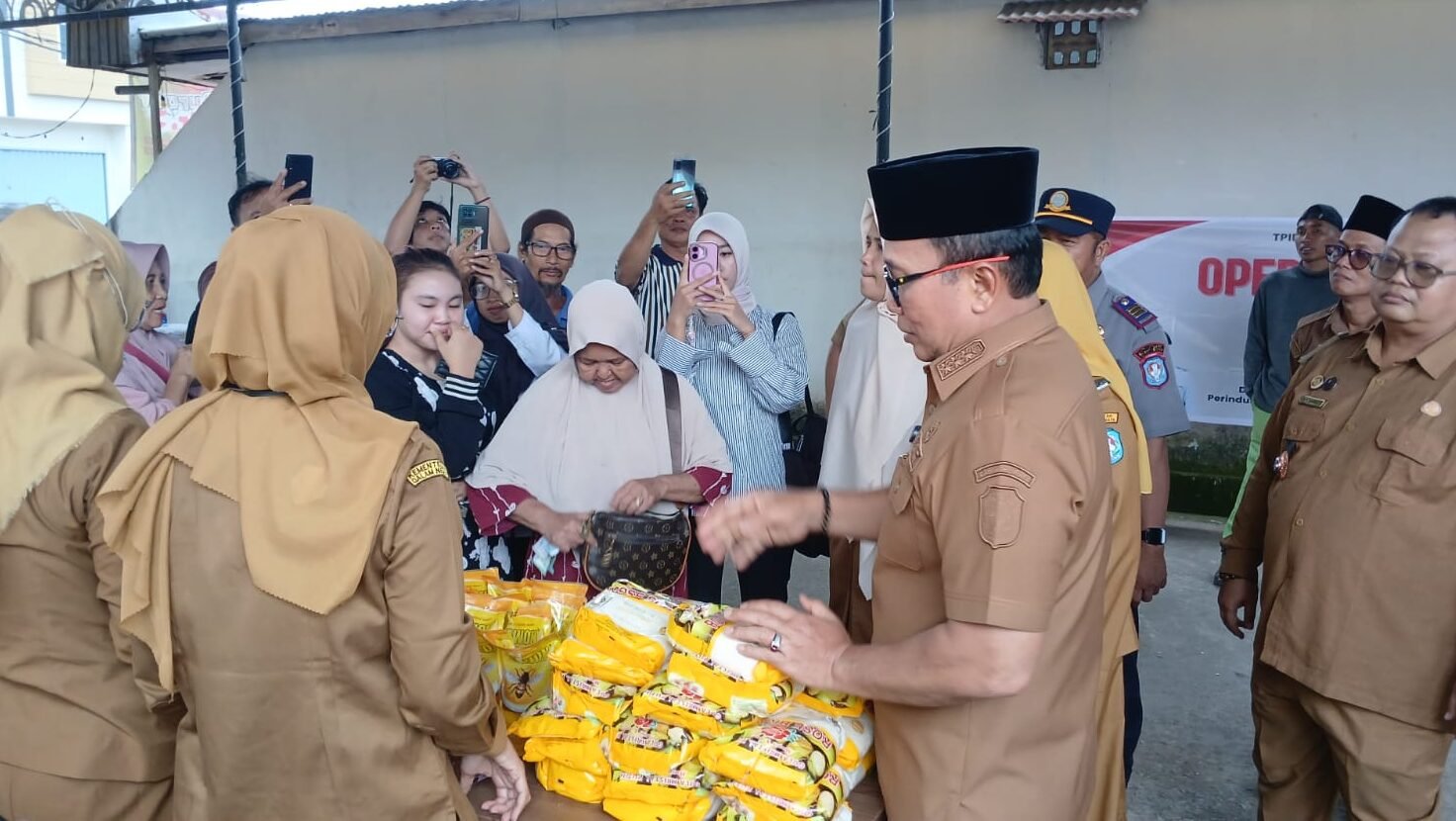 "Bupati Kubu Raya Sujiwo menekankan pentingnya strategi kedekatan emosional dengan warga saat Safari Ramadan di Parit Baru. Simak detail bantuan hibah masjid dan pasar murah."