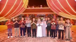 Bupati Kubu Raya Sujiwo berfoto bersama unsur Forkopimcam dan tokoh masyarakat dengan latar lampion merah saat menghadiri perayaan Imlek di Vihara Tri Dharma Hiang Thian Siang Tie, Sungai Kakap. (Dok. HO/Faktakalbar.id)