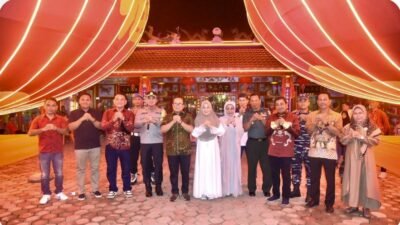 Bupati Kubu Raya Sujiwo berfoto bersama unsur Forkopimcam dan tokoh masyarakat dengan latar lampion merah saat menghadiri perayaan Imlek di Vihara Tri Dharma Hiang Thian Siang Tie, Sungai Kakap. (Dok. HO/Faktakalbar.id)