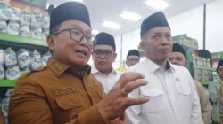 "Bupati Sujiwo resmi moratorium izin Indomaret dan Alfamart di Kubu Raya karena dinilai apatis terhadap UMKM dan CSR tidak jelas. Menteri Koperasi usulkan Satgas Penertiban."