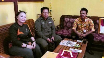 Sekretaris Camat Air Upas Otto Win Aryant saat mendampingi tim Bidang Kebudayaan Kabupaten Ketapang dalam survei lokasi pembangunan Rumah Adat di Dusun Sekuningan. (Dok. HO/Faktakalbar.id)