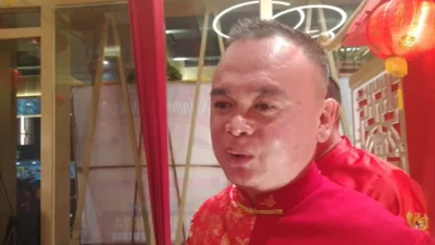 "Ketua MABT Indonesia, Suyanto Tanjung, mengenang masa kecilnya yang sulit di mana Imlek menjadi momen istimewa karena bisa mendapat baju baru."