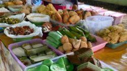 Ilustrasi - Fenomena lapar mata sering memicu perilaku boros saat membeli takjil. Kenali penyebab psikologisnya agar ibadah puasa tidak terjebak dalam perilaku mubazir. (Dok. Ist)