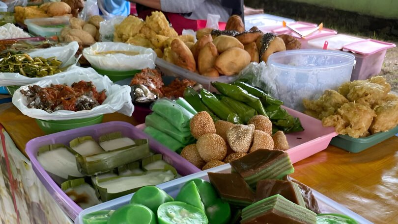 Ilustrasi - Fenomena lapar mata sering memicu perilaku boros saat membeli takjil. Kenali penyebab psikologisnya agar ibadah puasa tidak terjebak dalam perilaku mubazir. (Dok. Ist)