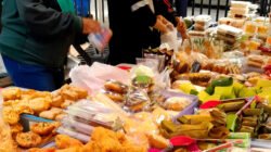 Masyarakat selalu memburu makanan ringan dan minuman segar menjelang waktu berbuka puasa. Pedagang memanfaatkan momen ini dengan menjajakan aneka jajanan pasar, es buah, kolak, hingga gorengan hangat. (Dok. Ist)