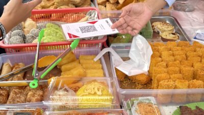Takjil bukan sekadar makanan manis. Simak analisis sejarah istilah takjil, akar bahasa Arabnya, hingga perkembangan budaya berbagi di Nusantara. (Dok. Ist)