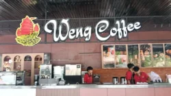 "Alih fungsi Taman Sekayam Sanggau menjadi coffee shop menuai protes warga dan desakan audit hukum. Bupati Sanggau Yohanes Ontot beri klarifikasi soal sewa aset."