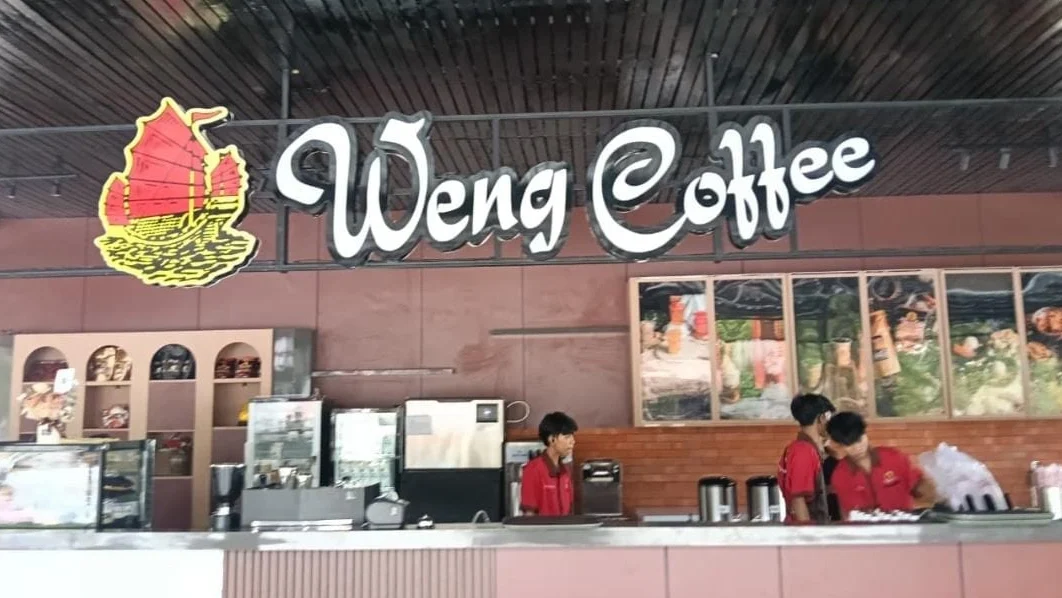 "Alih fungsi Taman Sekayam Sanggau menjadi coffee shop menuai protes warga dan desakan audit hukum. Bupati Sanggau Yohanes Ontot beri klarifikasi soal sewa aset."