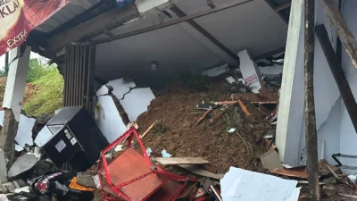 "Hujan deras picu tanah longsor di Desa Jojogan, Pemalang, Jumat (6/2). Satu rumah tertimbun dan satu korban meninggal dunia. BPBD lakukan penanganan darurat."