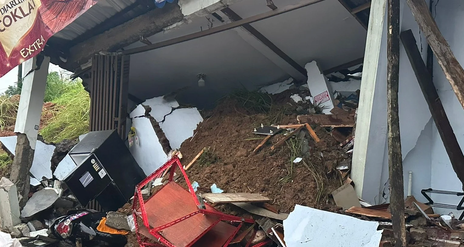 "Hujan deras picu tanah longsor di Desa Jojogan, Pemalang, Jumat (6/2). Satu rumah tertimbun dan satu korban meninggal dunia. BPBD lakukan penanganan darurat."