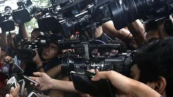 "Menjadi jurnalis Gen Z bukan hal mudah. Mulai dari ancaman AI, tuntutan multitasking, hingga isu kesehatan mental akibat berita buruk. Simak ulasannya."