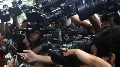 "Menjadi jurnalis Gen Z bukan hal mudah. Mulai dari ancaman AI, tuntutan multitasking, hingga isu kesehatan mental akibat berita buruk. Simak ulasannya."