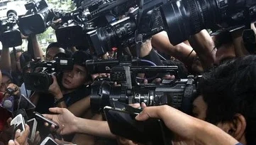 "Menjadi jurnalis Gen Z bukan hal mudah. Mulai dari ancaman AI, tuntutan multitasking, hingga isu kesehatan mental akibat berita buruk. Simak ulasannya."