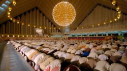 Ilustrasi - Fenomena unik pelaksanaan salat tarawih di Indonesia saat bulan Ramadan, mulai dari yang super kilat 7 menit hingga marathon 8 jam. (Dok. Ist)