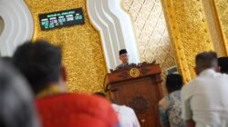 Wali Kota Pontianak Edi Rusdi Kamtono memberikan tausiyah Ramadan di hadapan ASN di Masjid Al-Khalifah. (Dok. HO/Faktakalbar.id)