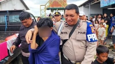 Seorang terduga pelaku pencurian diamankan oleh pihak kepolisian usai nekat melarikan diri dengan menceburkan diri ke Sungai Kapuas di kawasan Pontianak Barat.
