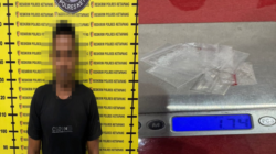 Tersangka AB beserta barang bukti 9 paket sabu seberat 1,74 gram yang berhasil diamankan oleh jajaran Polsek Nanga Tayap, Polres Ketapang.