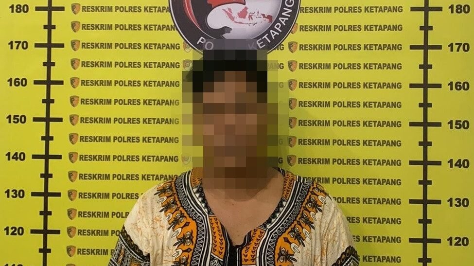 Seorang pria berinisial MA (46), tersangka penyalahgunaan narkoba, berdiri di depan latar belakang identifikasi Satuan Reserse Narkoba Polres Ketapang. (Dok. HO/Faktakalbar.id)
