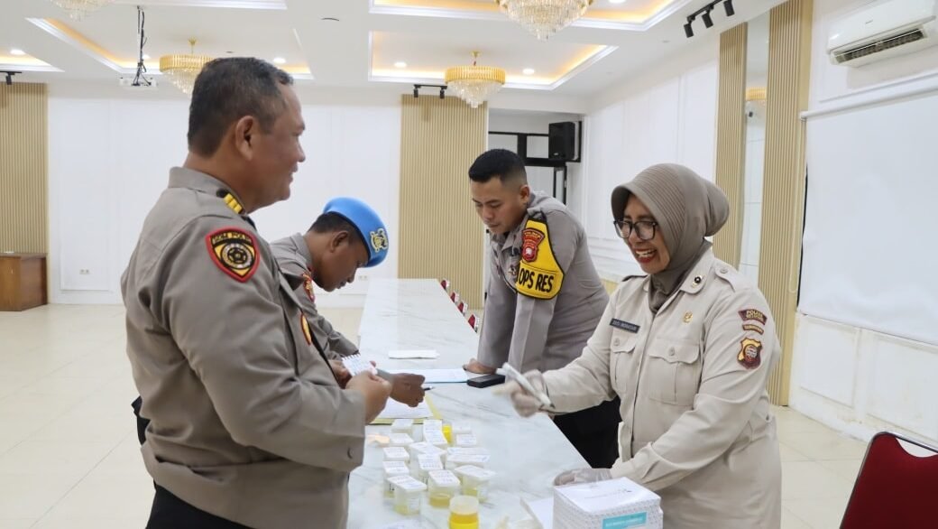 Anggota Propam mengawasi pelaksanaan tes urine mendadak bagi jajaran Pejabat Utama (PJU) dan perwira di aula Mapolres Ketapang. (Dok. HO/Faktakalbar.id)