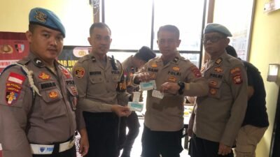 Jajaran Pejabat Utama dan Perwira Polres Kapuas Hulu menunjukkan alat tes urine dengan hasil negatif sebagai bentuk komitmen pemberantasan narkoba di lingkungan internal. (Dok. HO/Faktakalbar.id)