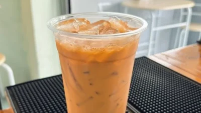 "Thailand resmi pangkas standar gula nasional pada minuman manis. Kini pesanan normal sweet hanya berisi 50 persen gula. Simak dampaknya bagi kesehatan."