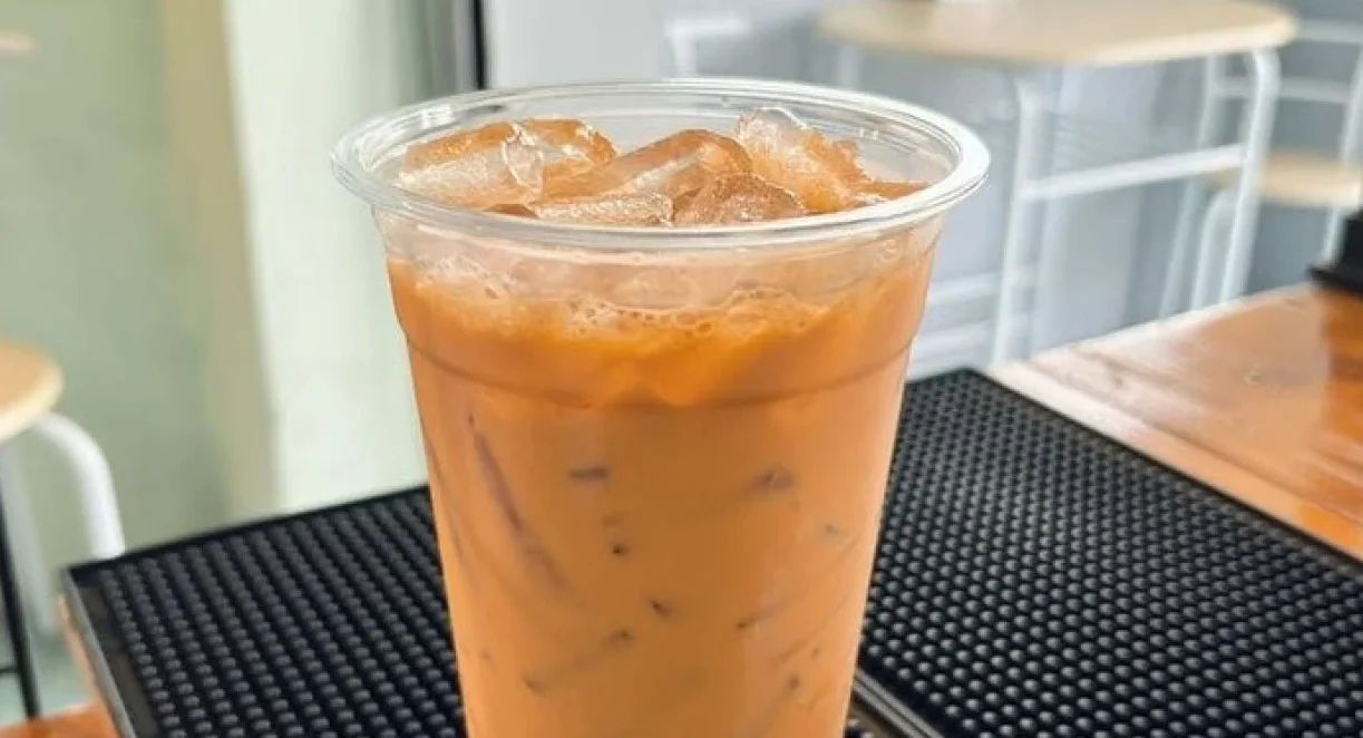 "Thailand resmi pangkas standar gula nasional pada minuman manis. Kini pesanan normal sweet hanya berisi 50 persen gula. Simak dampaknya bagi kesehatan."