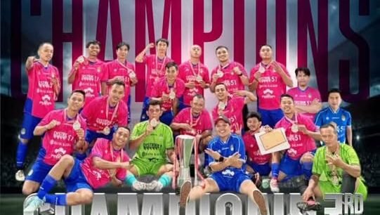 Tim ASN Kabupaten Ketapang berfoto bersama merayakan keberhasilan meraih Juara 3 pada Turnamen Mini Soccer Piala Gubernur Kalbar 2026. (Dok. HO/Faktakalbar.id)