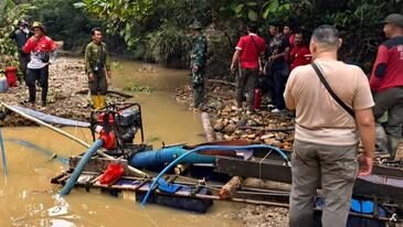 Personel gabungan saat melakukan penyisiran di kawasan Hutan Desa Nanga Betung