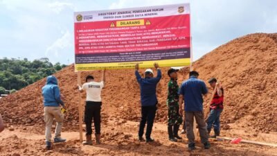 Tim gabungan Satgas PKH Halilintar dan Direktorat Gakkum Kementerian ESDM saat memasang plang penyegelan di area konsesi PT Quality Sukses Sejahtera (QSS) di Tayan Hilir, Sanggau, Kamis (12/2/2026).