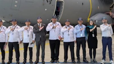 Tim IDAA Kementerian Pertahanan RI berfoto bersama di depan pesawat angkut A400M MRTT MSN 150 usai melaksanakan inspeksi kelaikan udara di fasilitas Airbus San Pablo, Seville, Spanyol. (Dok. HO/Faktakalbar.id)
