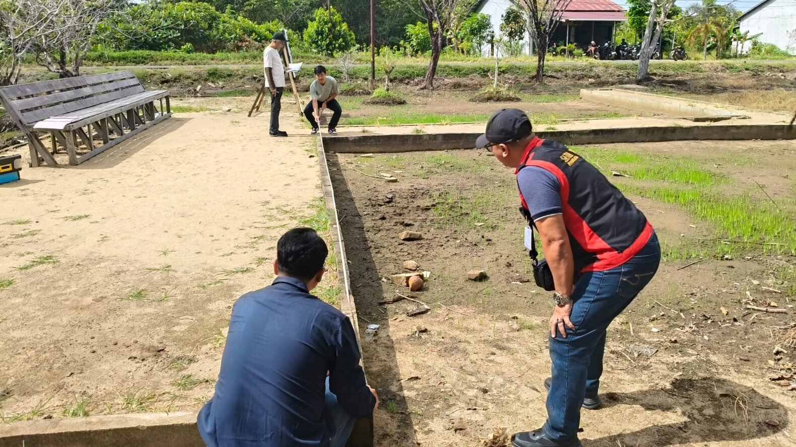 Tim Penyidik Kejati Kalbar bersama Tim Ahli saat melakukan pengecekan fisik di lapangan terkait penyidikan kasus dugaan korupsi di Kabupaten Ketapang, Senin (9/2/2026).