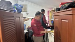 Anggota tim penyidik Kejaksaan Tinggi Kalimantan Barat saat mengamankan barang bukti berupa dokumen dari sebuah rumah di Jalan Pak Benceng, Pontianak, terkait kasus korupsi tata kelola pertambangan bauksit, Rabu (18/2/2026).