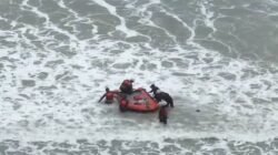 Sejumlah personel Tim SAR Gabungan menggunakan perahu karet saat menyisir area perairan dalam upaya Pencarian Korban Tenggelam di Pantai Temajuk, Kabupaten Sambas, Selasa (17/2/2026).