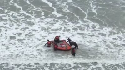 Sejumlah personel Tim SAR Gabungan menggunakan perahu karet saat menyisir area perairan dalam upaya Pencarian Korban Tenggelam di Pantai Temajuk, Kabupaten Sambas, Selasa (17/2/2026).