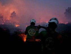 Sisir Parit Toom, Tim SAR Polda Kalbar Lakukan Pendinginan Lahan Cegah Api Merambat