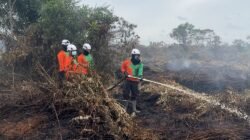 Personel gabungan TNI-Polri dan BNPB saat melakukan pembasahan lahan gambut yang masih mengeluarkan asap di Parit Toom, Desa Punggur Besar, Kubu Raya.