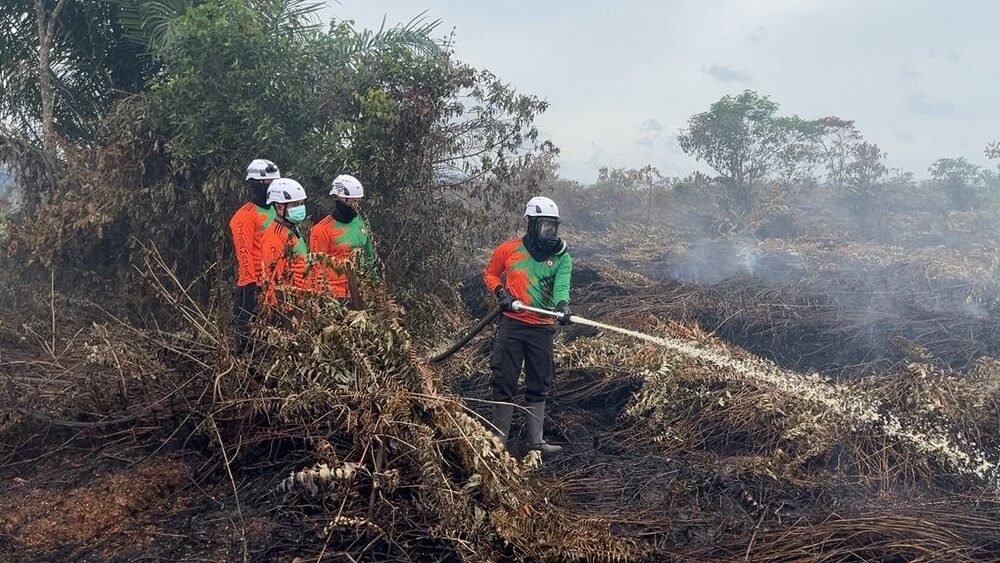 Personel gabungan TNI-Polri dan BNPB saat melakukan pembasahan lahan gambut yang masih mengeluarkan asap di Parit Toom, Desa Punggur Besar, Kubu Raya.