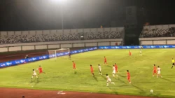 Suasana pertandingan uji coba antara Timnas U-17 Indonesia melawan China U-17 di Indomilk Arena, Tangerang, yang berakhir dengan skor 0-7, Minggu (8/2/2026).
